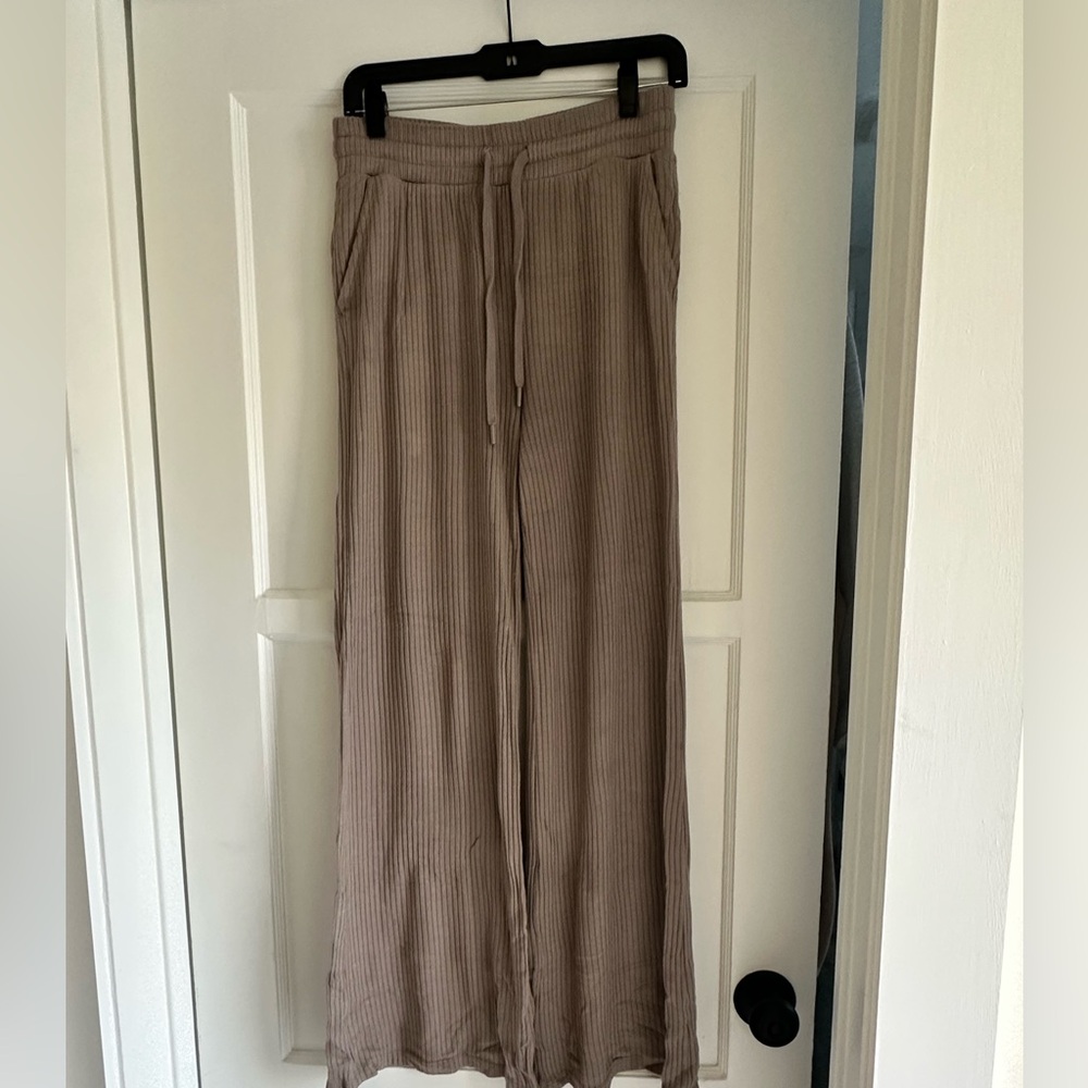 Beyond Yoga Beige Ribbed Sweatpants M